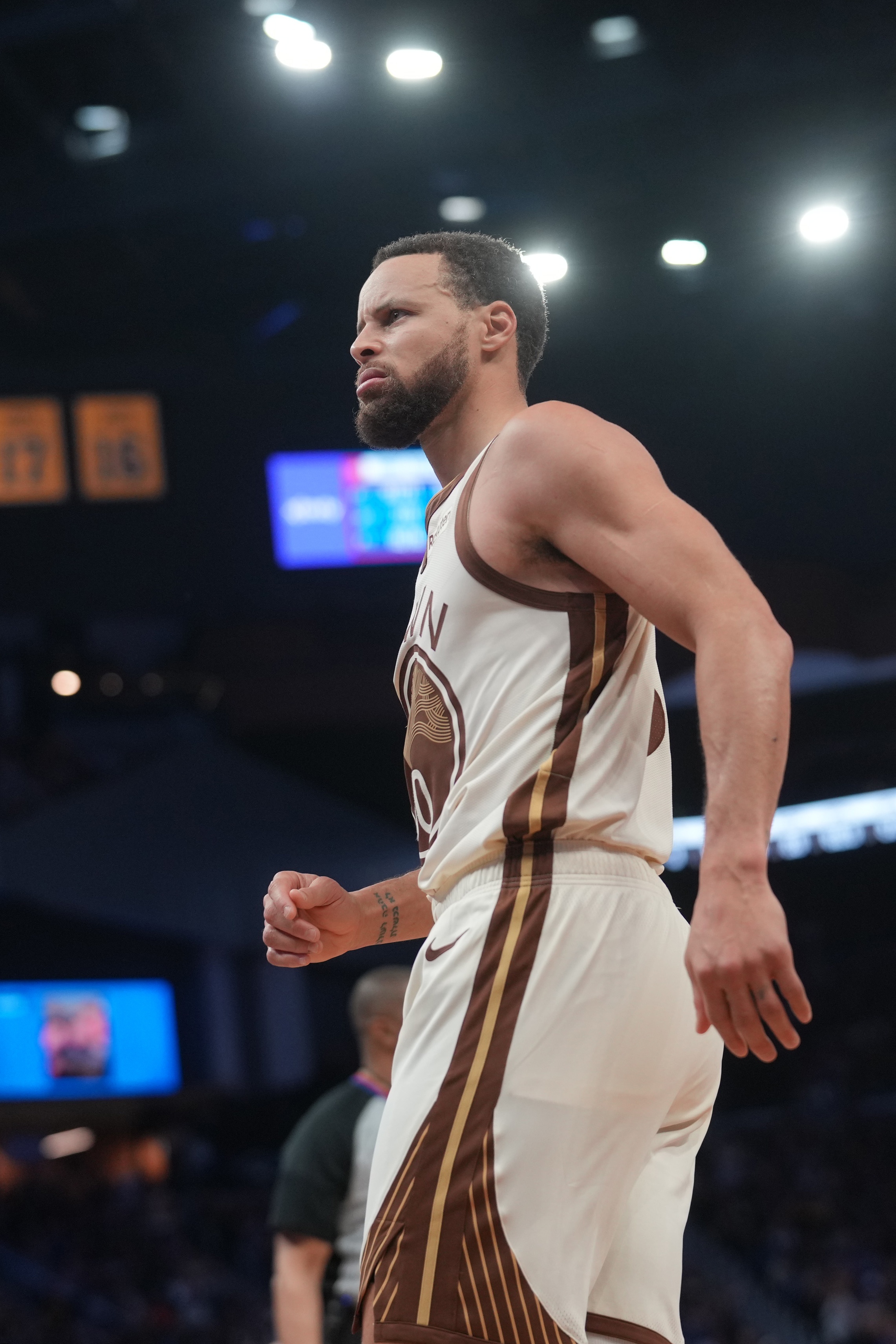 开云集团-Shams:库里形容自己的右膝问题为难以预测 此前已多次出现反复