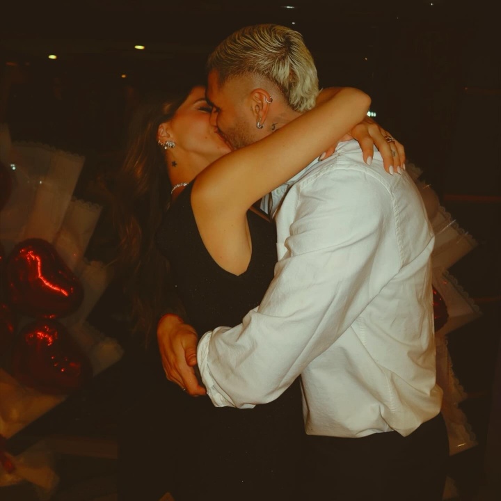 开云集团-二弟幸福了🥰伊卡尔迪为未婚妻办生日派对，豪华游艇上甜蜜拥吻